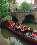 840356 Afbeelding van een live jazzband op een 'muziekboot' op de Oudegracht bij de Bakkerbrug te Utrecht, tijdens de ...